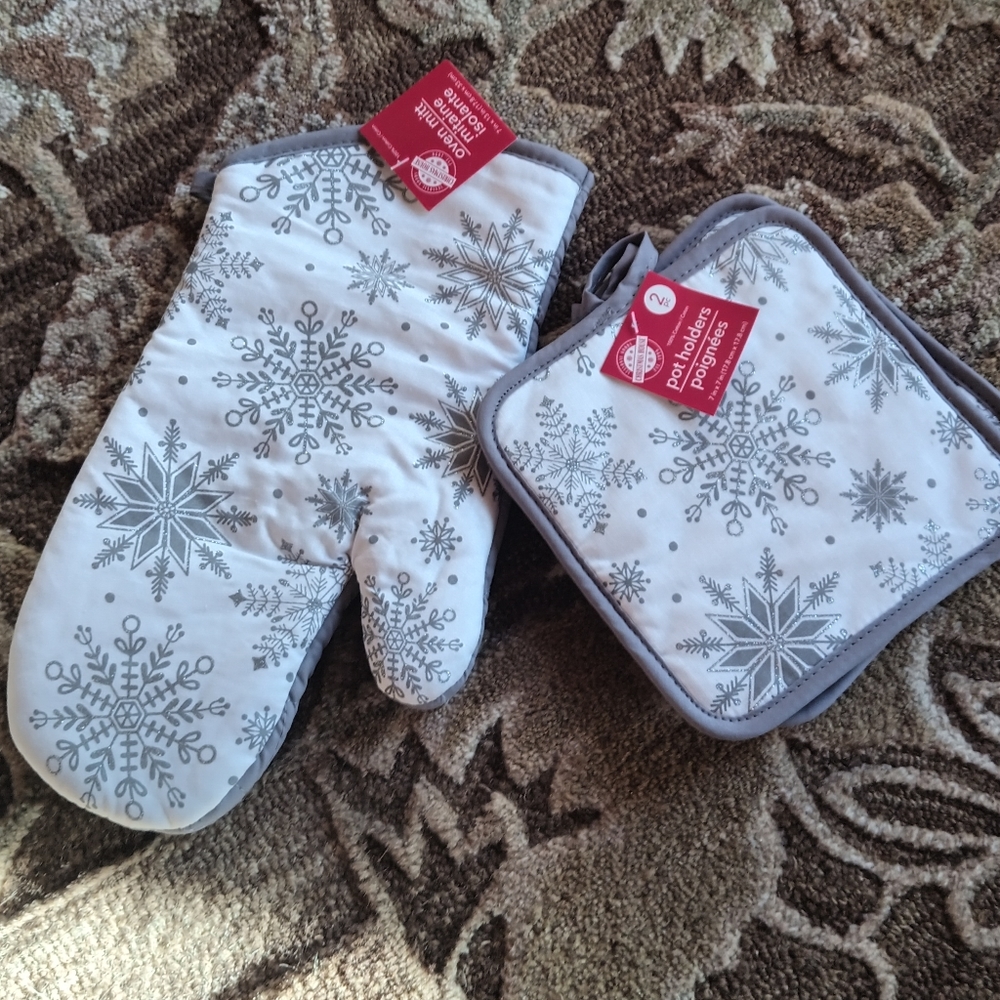 2 piece Holiday Oven Mitt and Pot Holder Bundle NWT